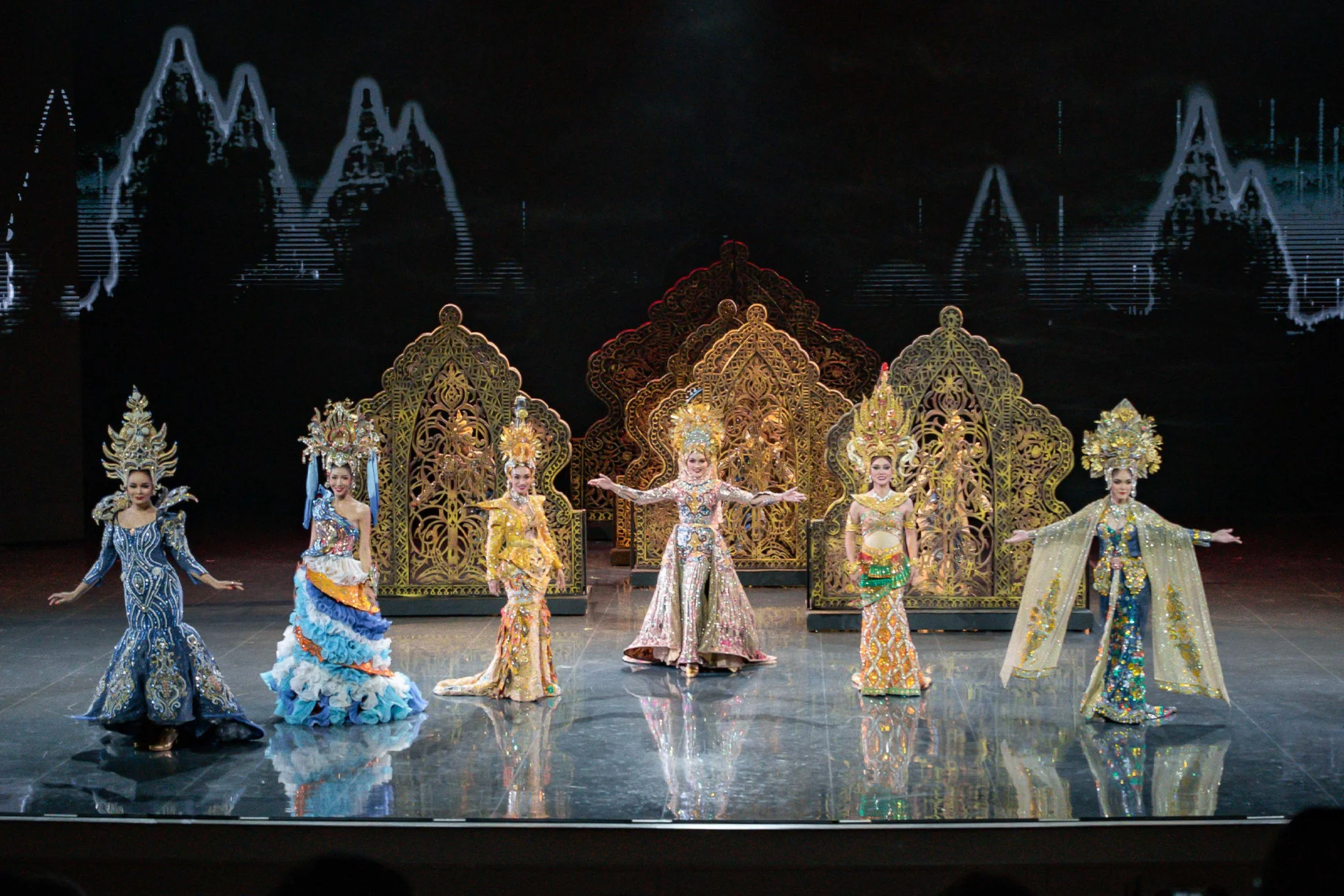 Watch 16 different cabaret segments from